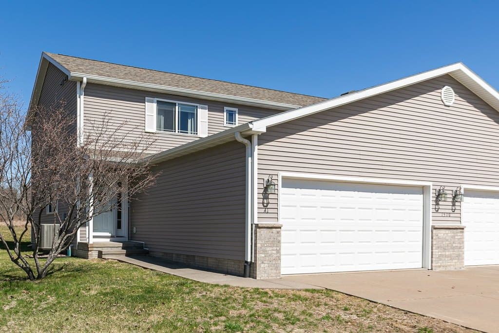 3 bedroom townhouse for sale at 1570 Savannah Cir Apt A1 Davenport 52807 - $248,500