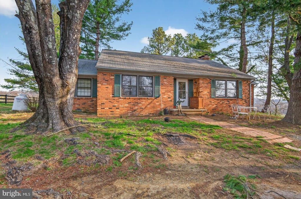 3 bedroom house for sale at 40246 Thomas Mill Rd Leesburg 20175 - $750,000