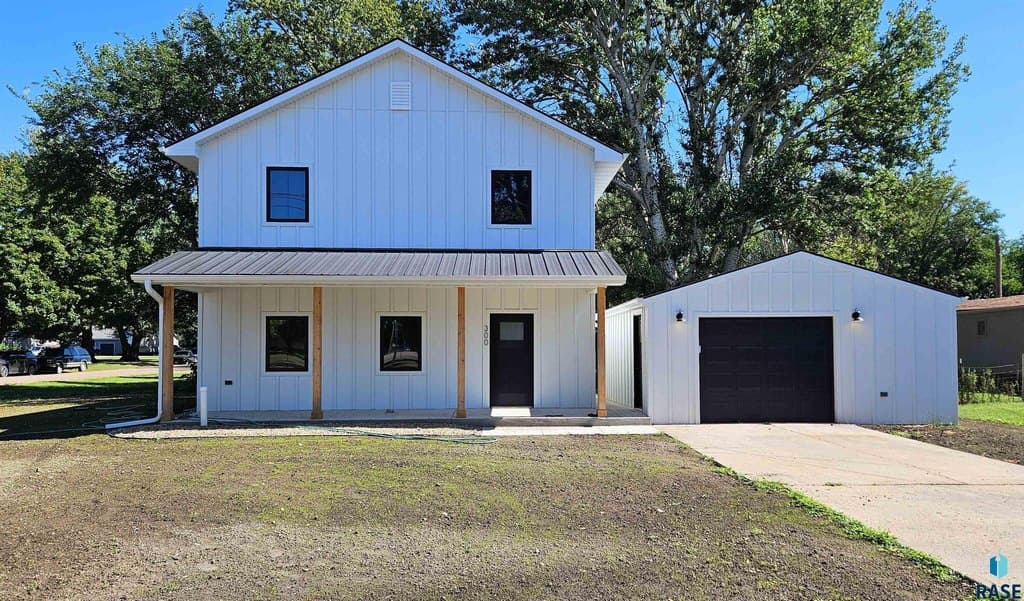 3 bedroom house for sale at 300 Iowa St Centerville - $319,000