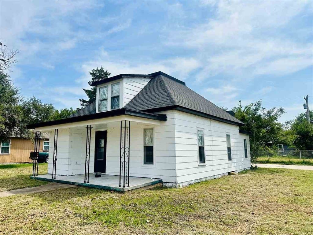 3 bedroom house for sale at 323 W Fulton Ave Blackwell - $55,000