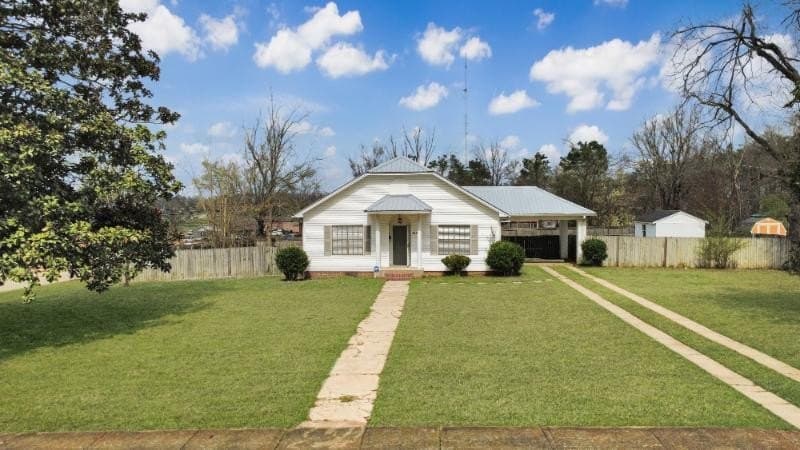 3 bedroom house for sale at 508 Adams St Booneville - $208,000