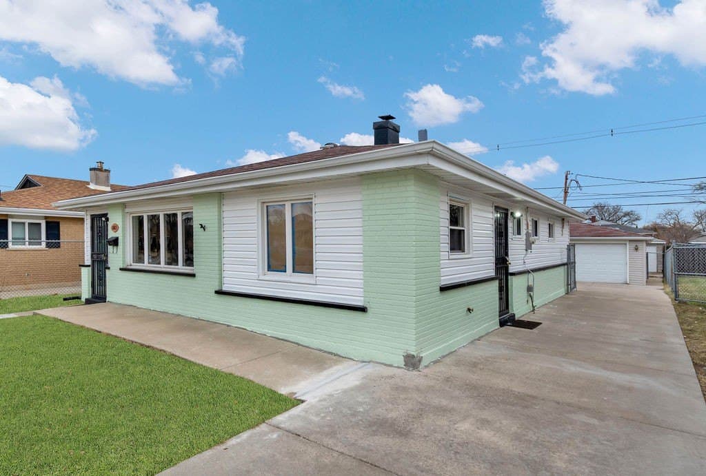 3 bedroom house for sale at 1263 Mackinaw Ave Calumet City - $179,900