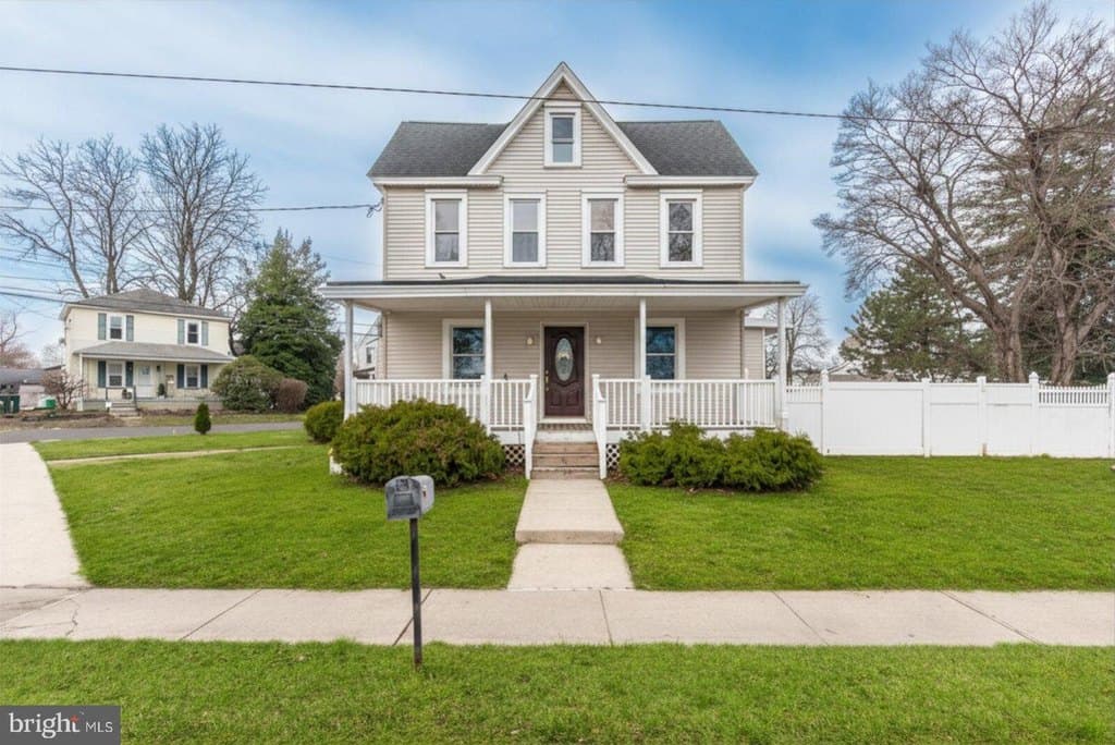 4 bedroom house for sale at 7105 N Radcliffe St Bristol - $445,000
