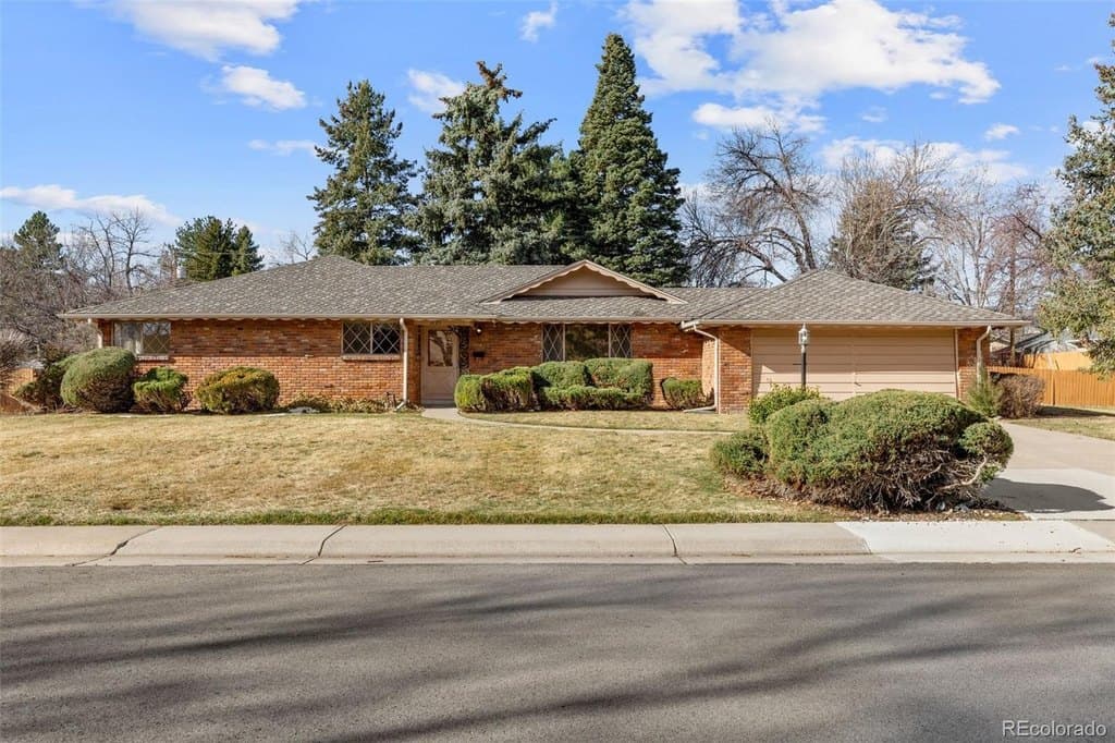 4 bedroom house for sale at 1725 Alkire Ct Applewood - $665,000
