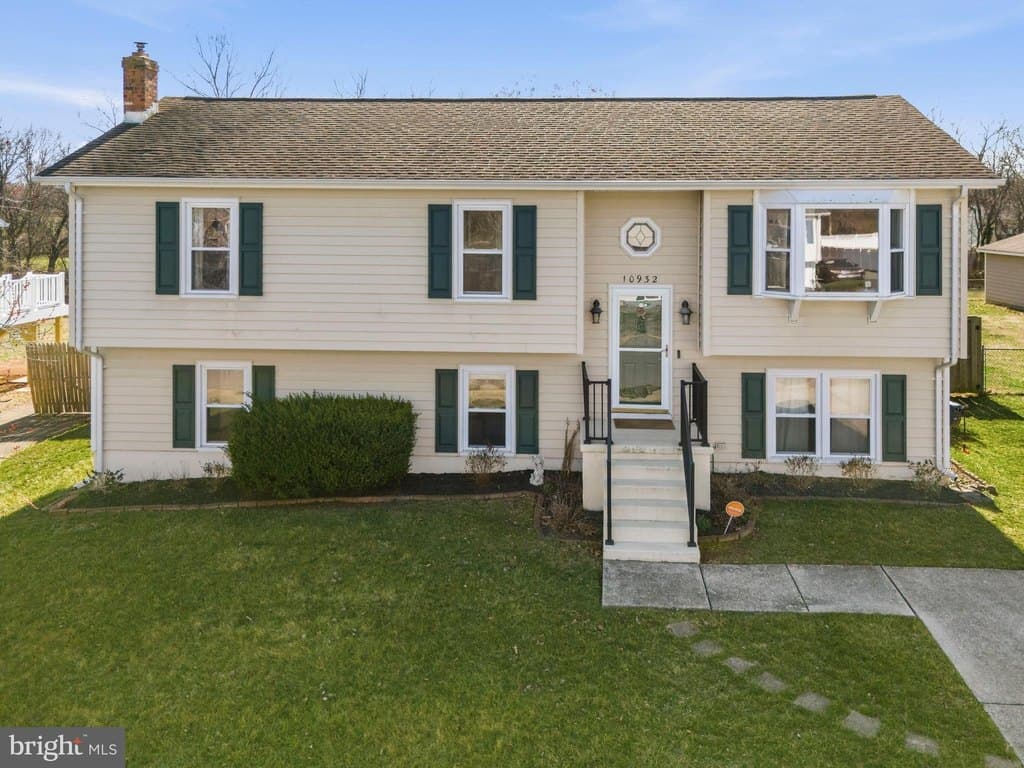 4 bedroom house for sale at 10932 Blake Ln Bealeton - $449,000