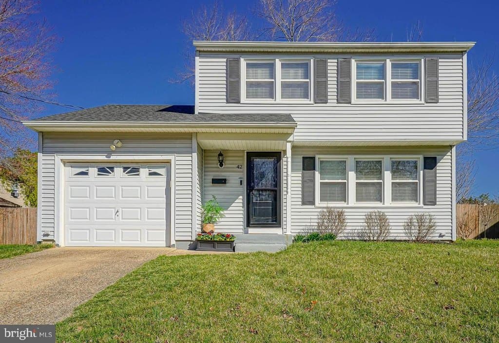 3 bedroom house for sale at 42 Joans Ln Berlin - $395,000
