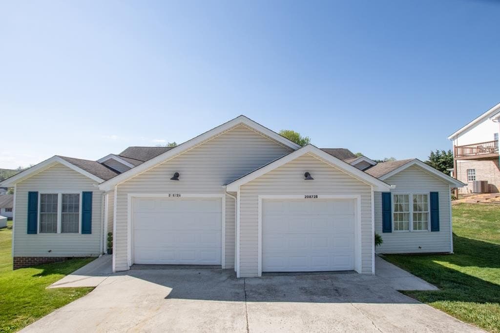 6 bedroom condo townhome rowhome coop for sale at 20872 Deer Run Dr Abingdon - $399,900