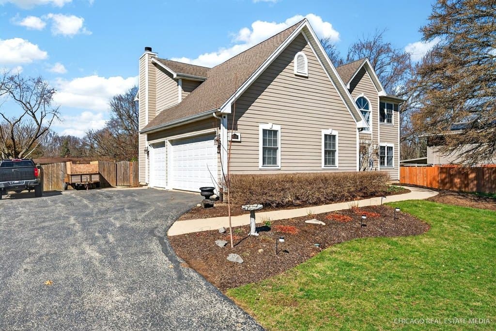 5 bedroom house for sale at 6119 Sands Rd Crystal Lake 60014 - $525,000