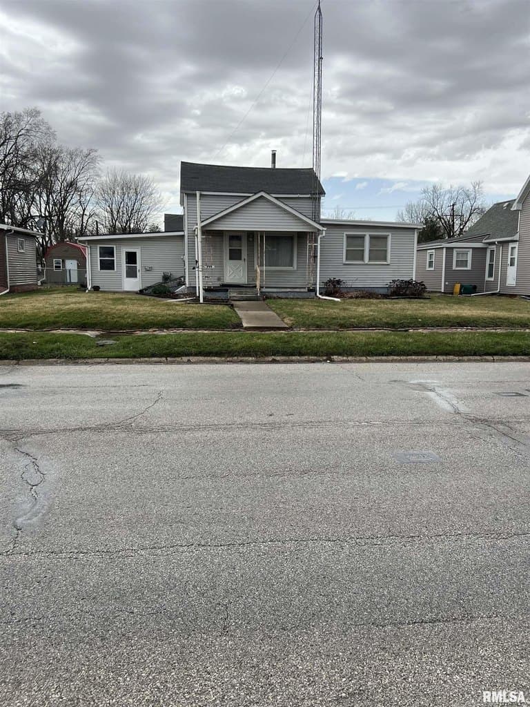 3 bedroom house for sale at 777 N Cole St Bushnell - $55,000
