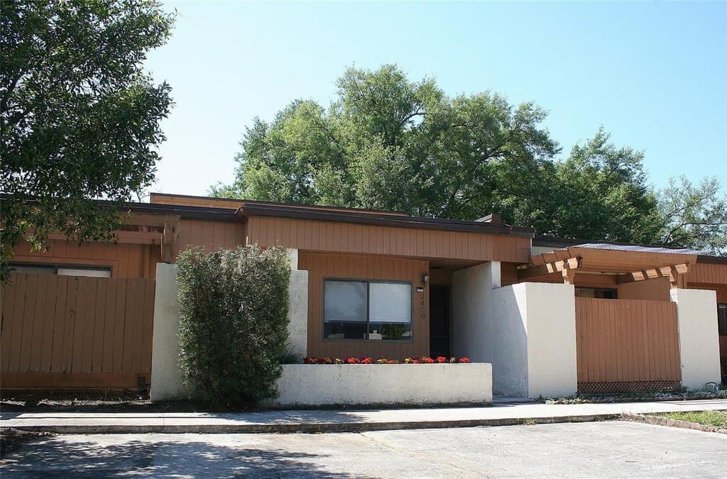 2 bedroom townhouse for sale at 2400 Dominica Run Winter Park 32792 - $225,000