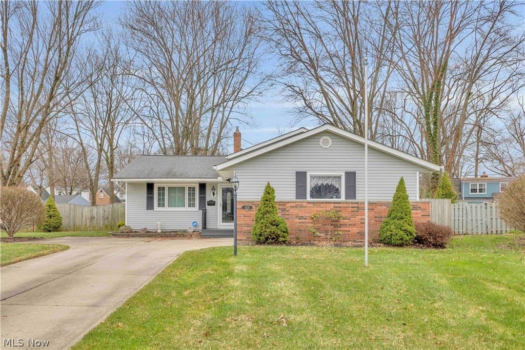 3 bedroom house for sale at 4430 Bentley Dr North Olmsted 44070 - $299,900