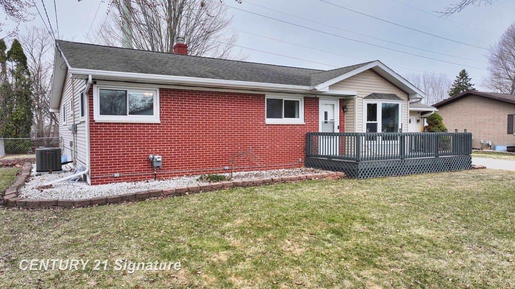 3 bedroom house for sale at 2201 N Berkshire Dr Saginaw 48603 - $240,000