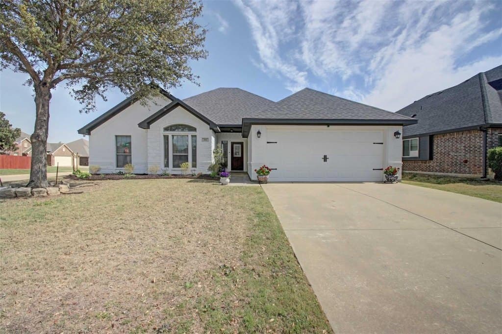 3 bedroom house for sale at 332 Delaware St Burleson - $367,900