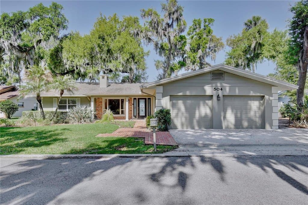 4 bedroom house for sale at 504 Banning Beach Rd Tavares 32778 - $975,000