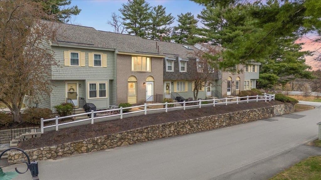 2 bedroom townhouse for sale at 86 Sentry Way East Merrimack 03054 - $375,000