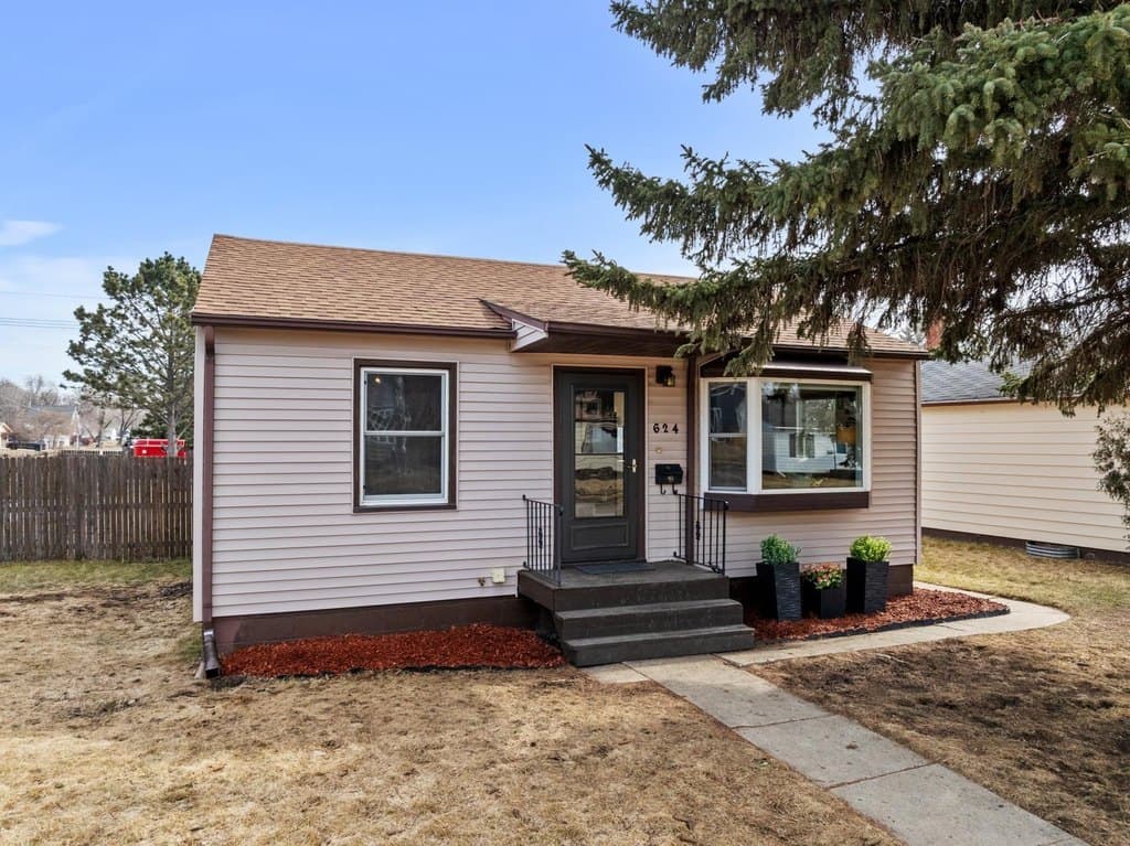 2 bedroom house for sale at 624 19th St NW Minot 58703 - $235,000