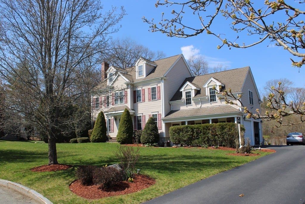 4 bedroom house for sale at 13 Mahoney Cir Abington - $950,000