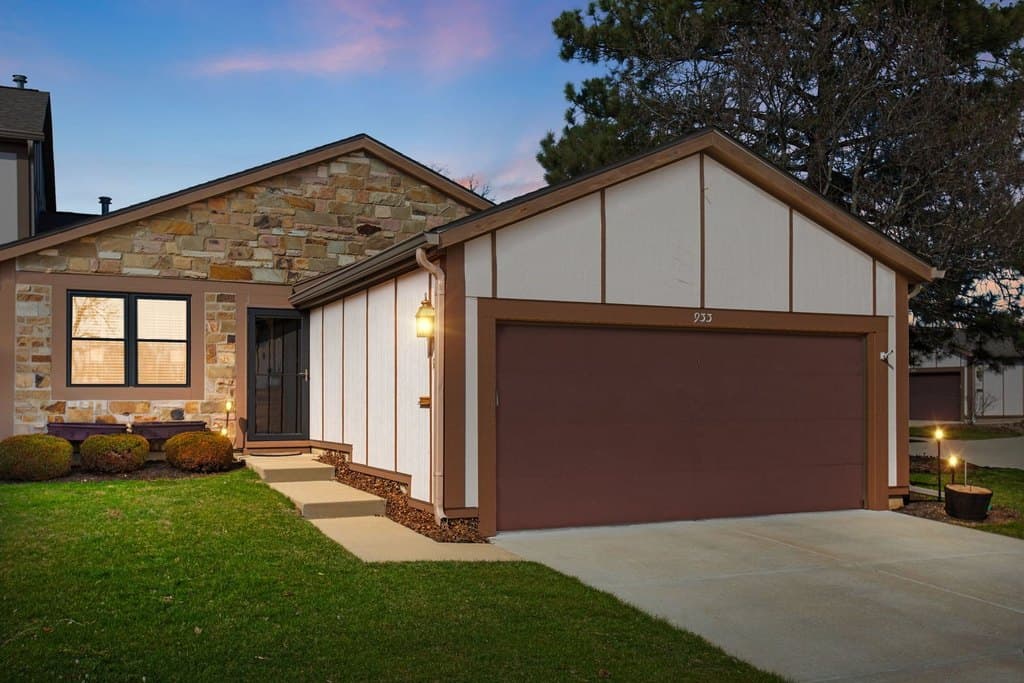 2 bedroom townhouse for sale at 933 Wheaton Oaks Dr Wheaton 60187 - $535,000