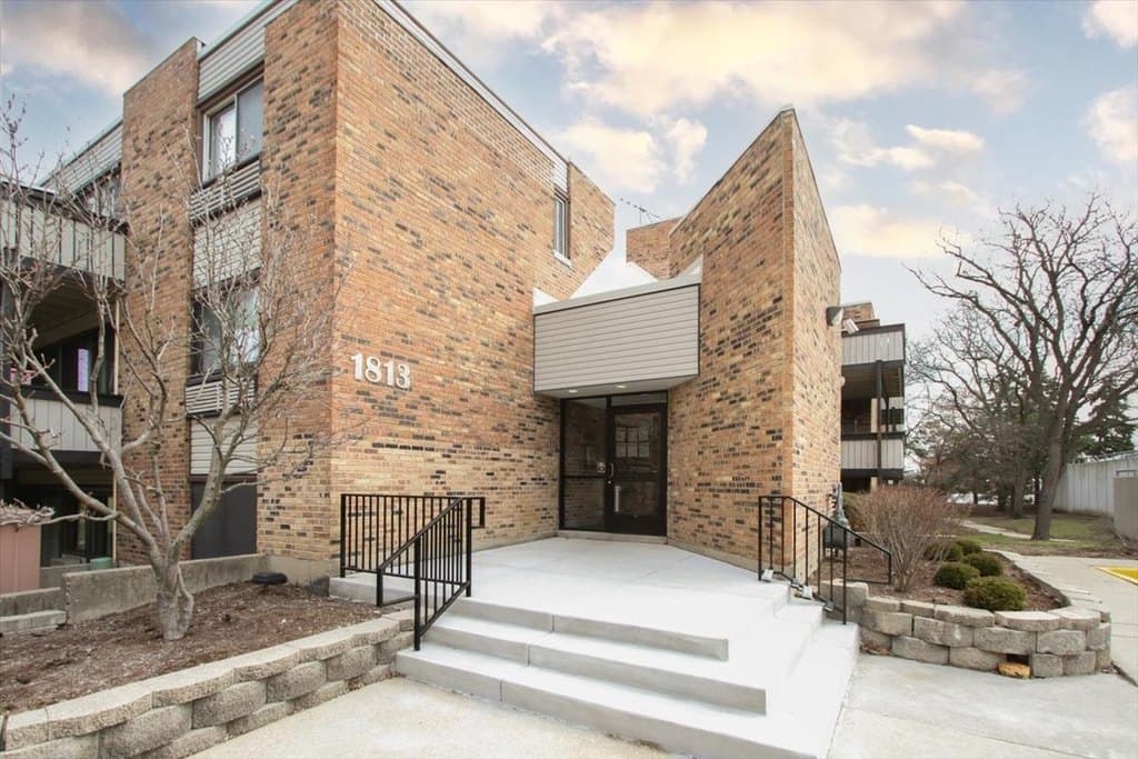 condo for sale at 1813 Hemlock Pl Apt 109 Schaumburg 60173 - $169,900
