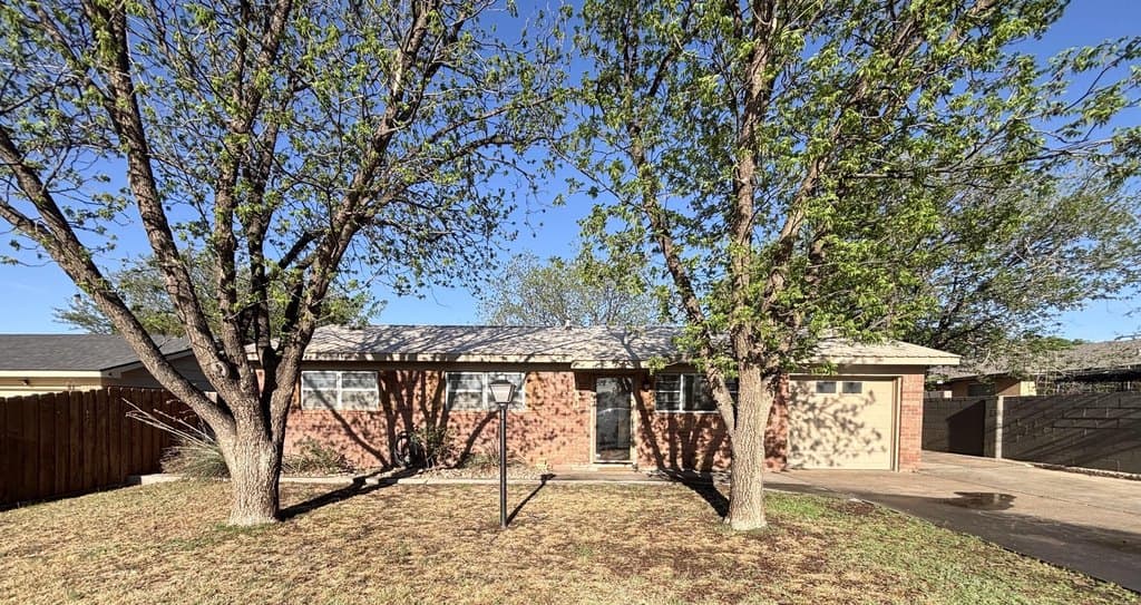 3 bedroom house for sale at 1205 Avenue K Abernathy - $190,000