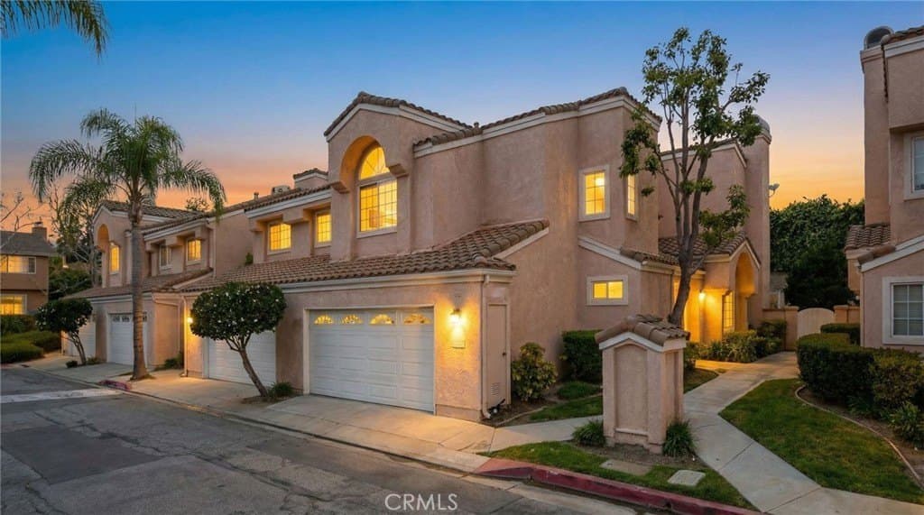 3 bedroom townhouse for sale at 12155 Napoli Dr Cerritos - $858,888