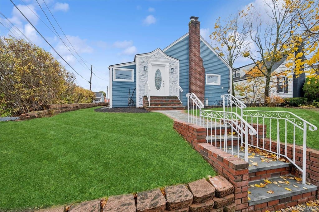 3 bedroom house for sale at 12 Hewlett Point Ave Bay Park - $689,000