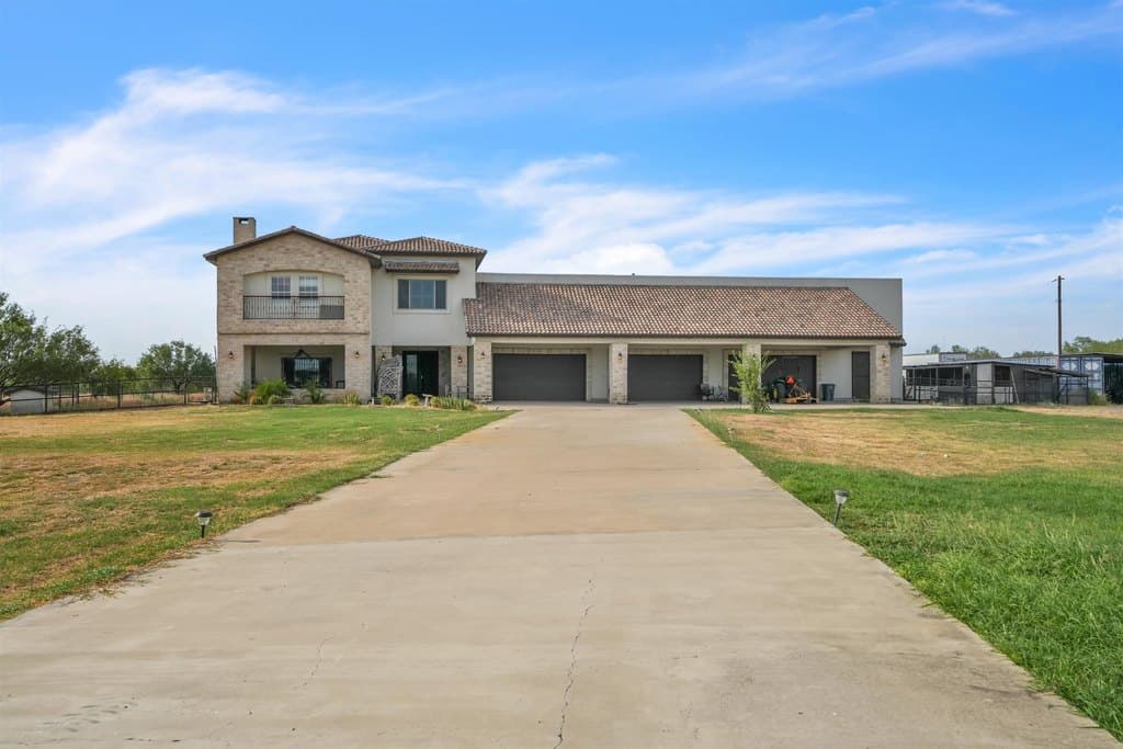 4 bedroom house for sale at 304 Tomcat Ln Bonanza Hills - $1,250,000