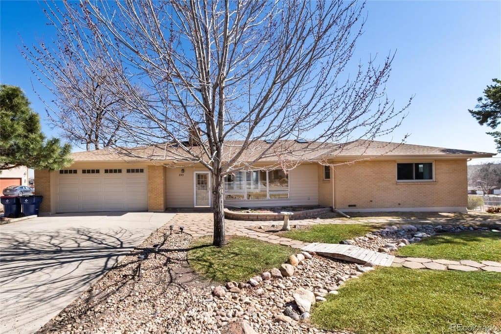 4 bedroom house for sale at 850 Beech St Applewood - $1,170,000