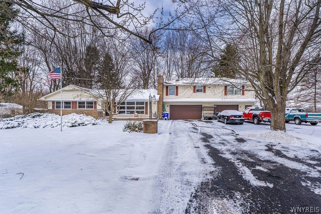 5 bedroom multi-family for sale at 5808 Buell St Akron - $279,900