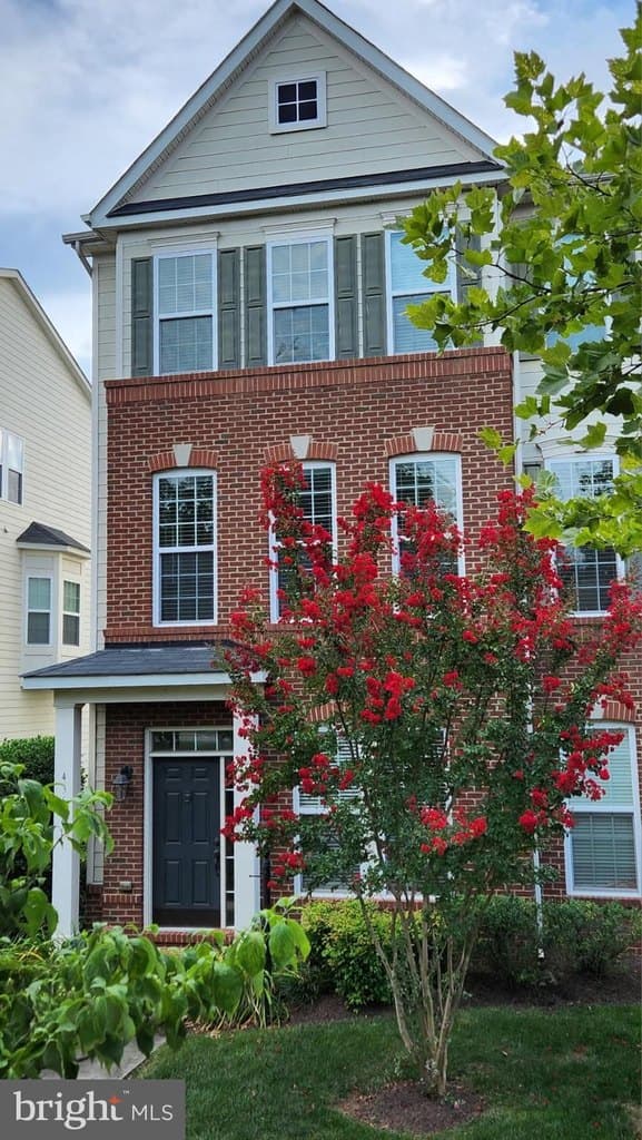 4 bedroom townhouse for sale at 43676 Chicacoan Creek Sq Leesburg 20176 - $825,000