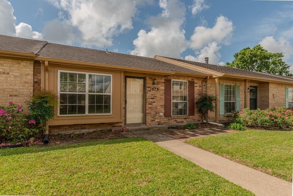 2 bedroom condo townhome rowhome coop for sale at 1079 Sunmeadow Dr Beaumont 77706 - $133,000