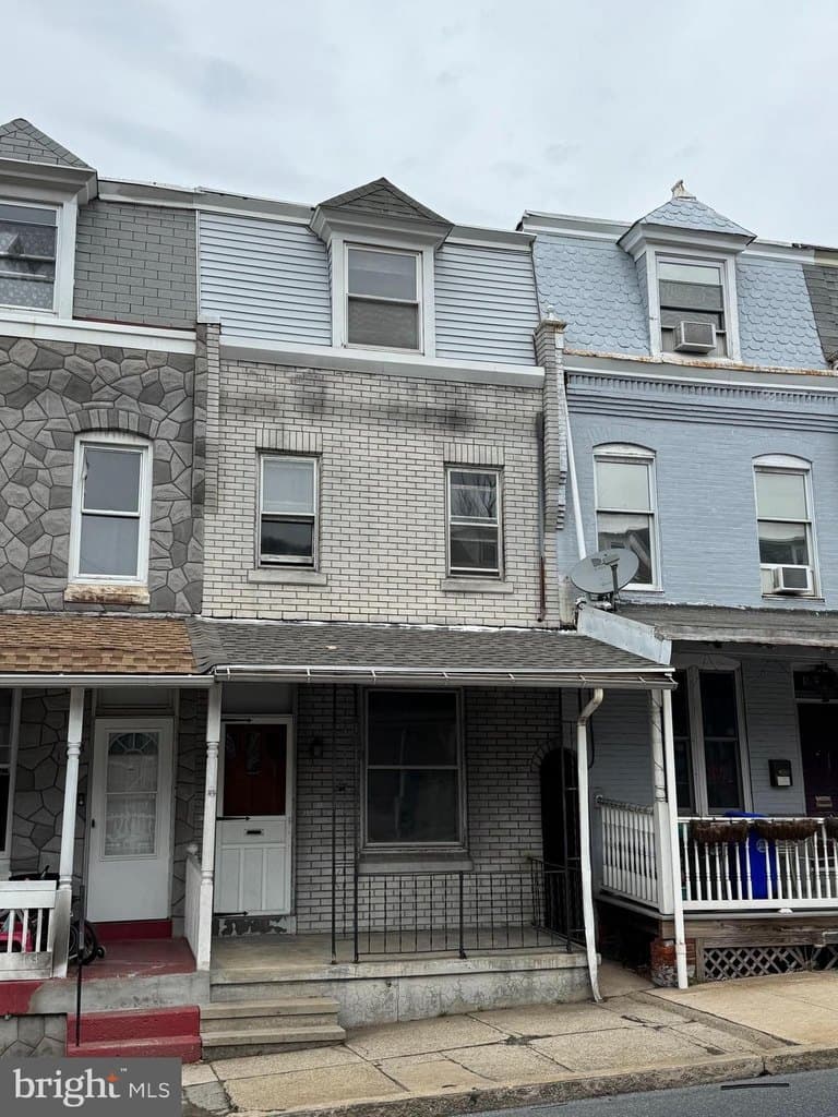 4 bedroom townhouse for sale at 1649 Cotton St Reading 19606 - $75,000