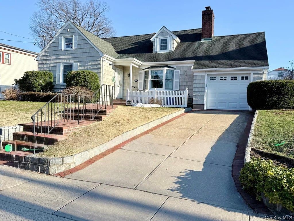4 bedroom house for sale at 30 Highland Pl Great Neck 11020 - $1,399,999