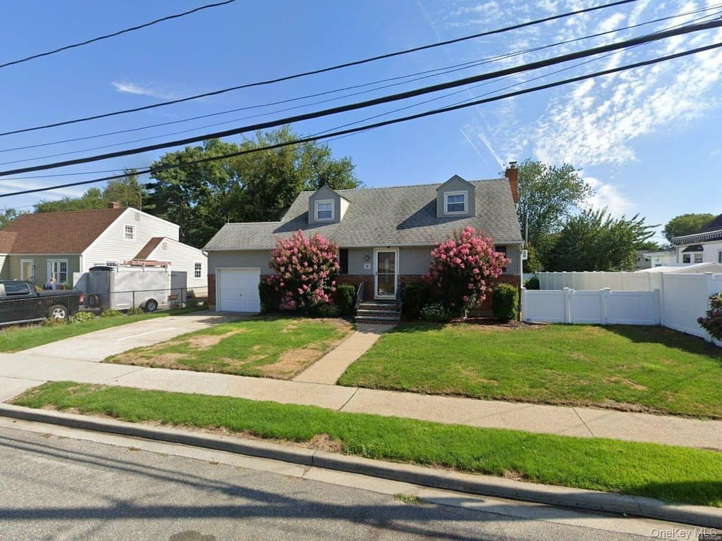 5 bedroom house for sale at 54 Cypress Ave Bethpage - $899,000