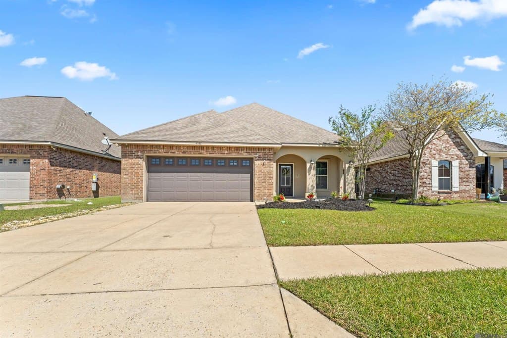 3 bedroom house for sale at 4280 Olivia Dr Addis - $255,500