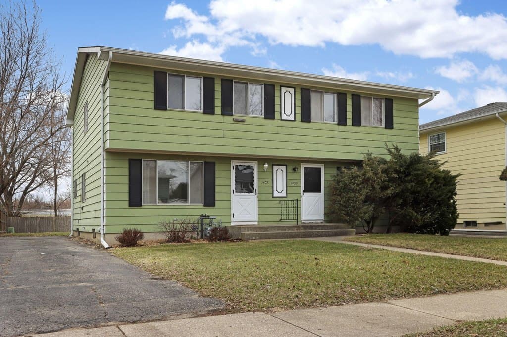 3 bedroom house for sale at 1407 87th Pl Kenosha 53143 - $187,500