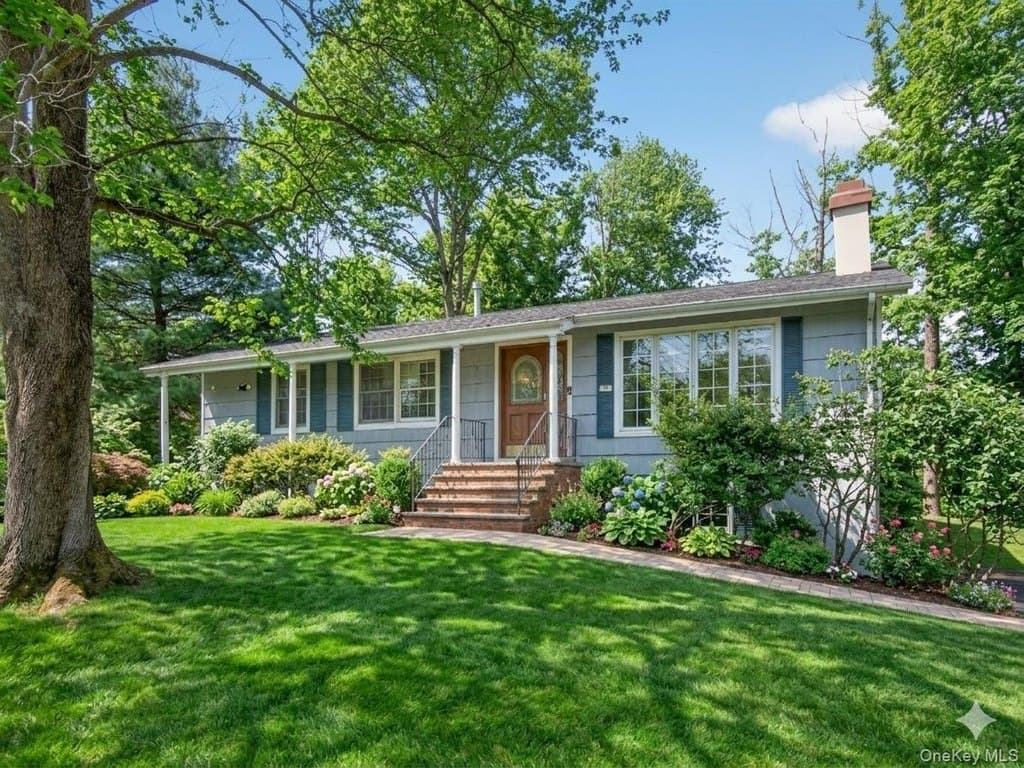 4 bedroom house for sale at 17 Victoria Dr Airmont - $899,000