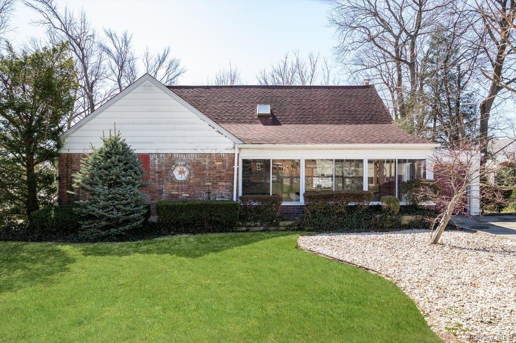 4 bedroom house for sale at 76 Baker Hill Rd Great Neck 11023 - $1,150,000