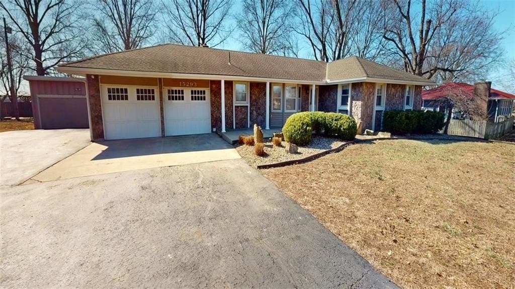 3 bedroom house for sale at 15293 Skyway Dr Bonner Springs - $425,000