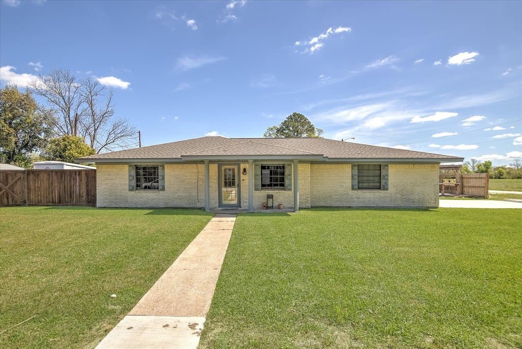 2 bedroom house for sale at 5685 Theresa St Beaumont 77705 - $115,000