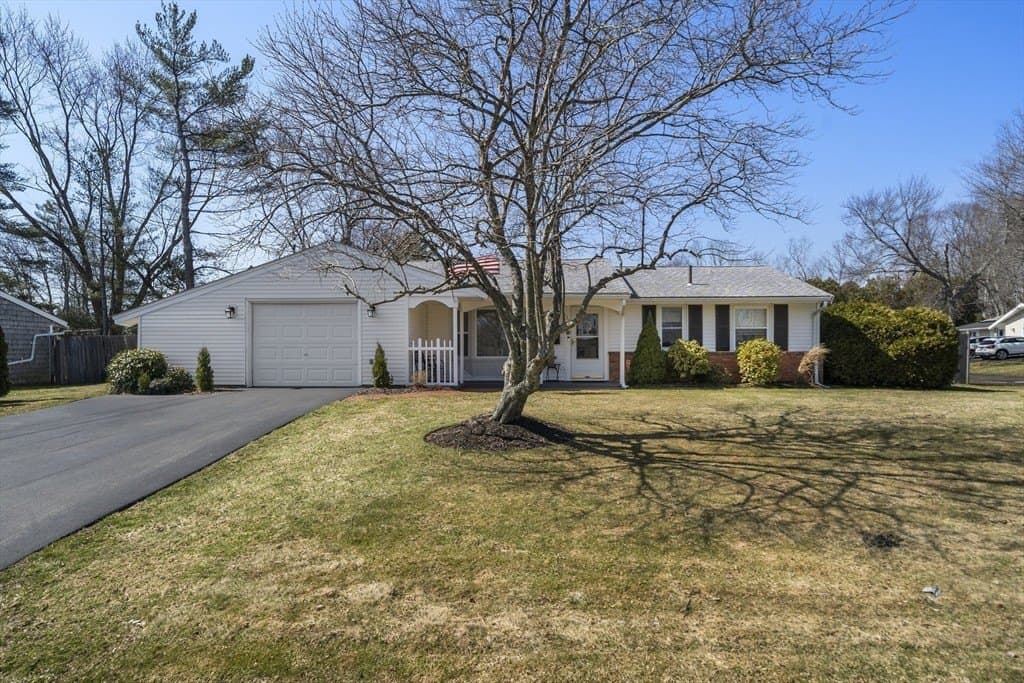 3 bedroom house for sale at 126 Bates Rd Brockton - $449,900