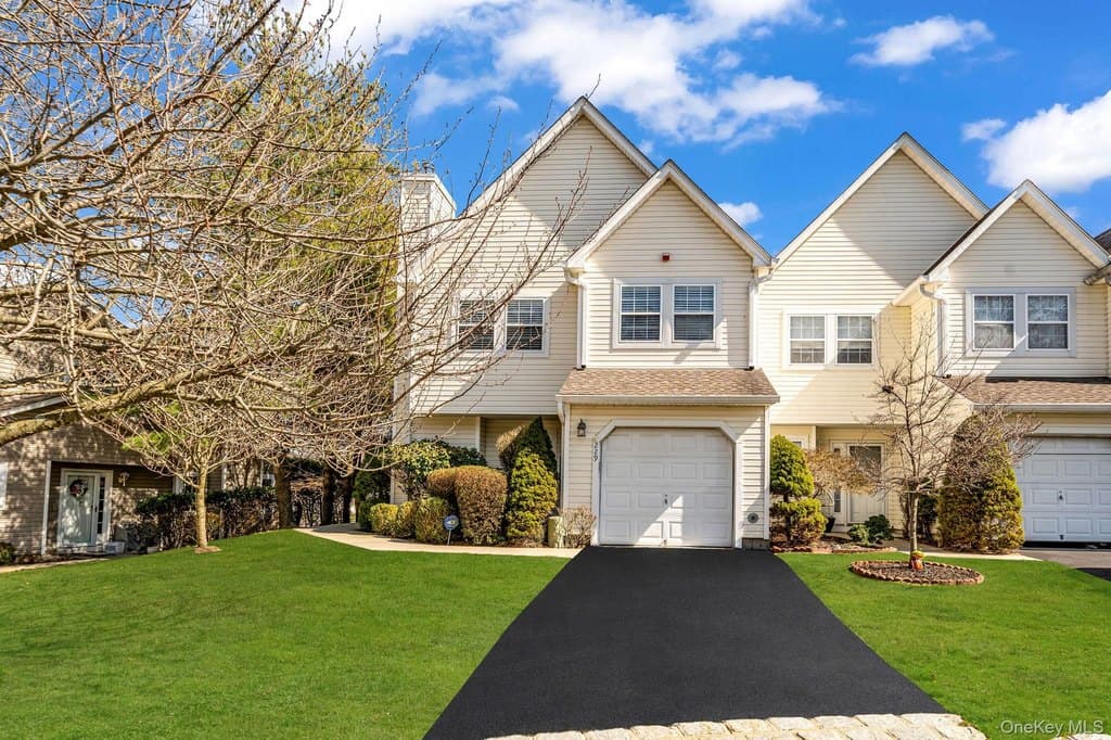 3 bedroom condo for sale at 229 Erik Dr Setauket-East Setauket 11733 - $765,000