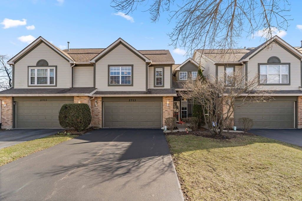 3 bedroom townhouse for sale at 2713 Whitlock Dr Darien 60561 - $420,000