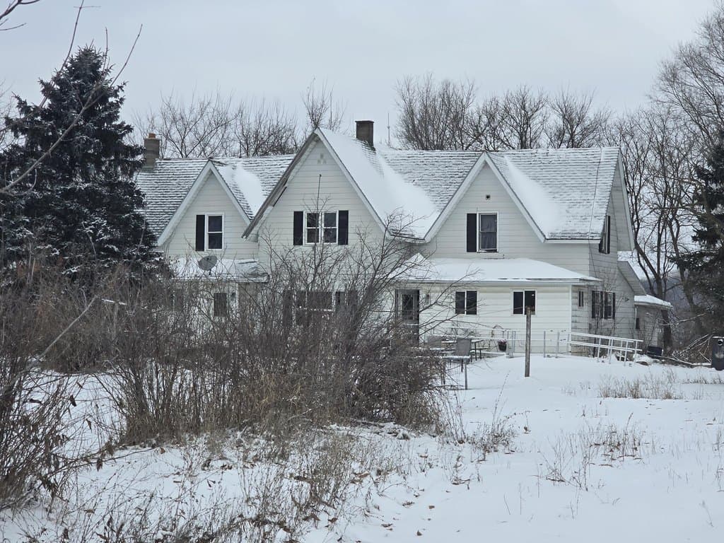 5 bedroom house for sale at W420 County Road U Bangor - $250,000