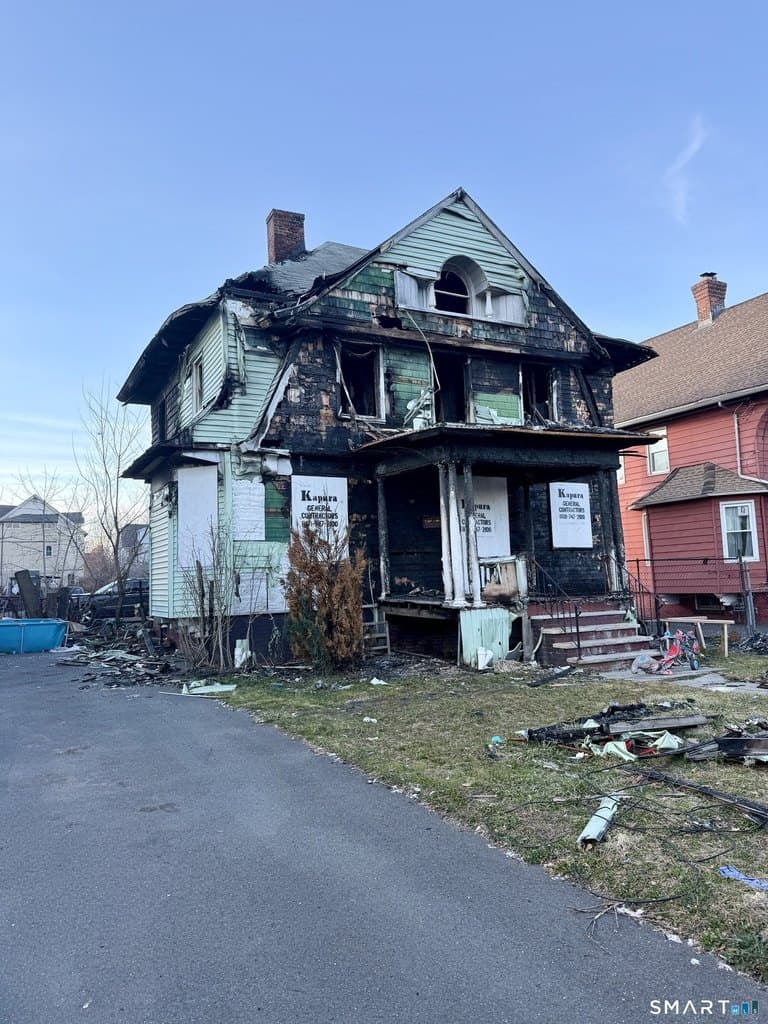5 bedroom house for sale at 15 Shultas Pl Hartford - $99,999