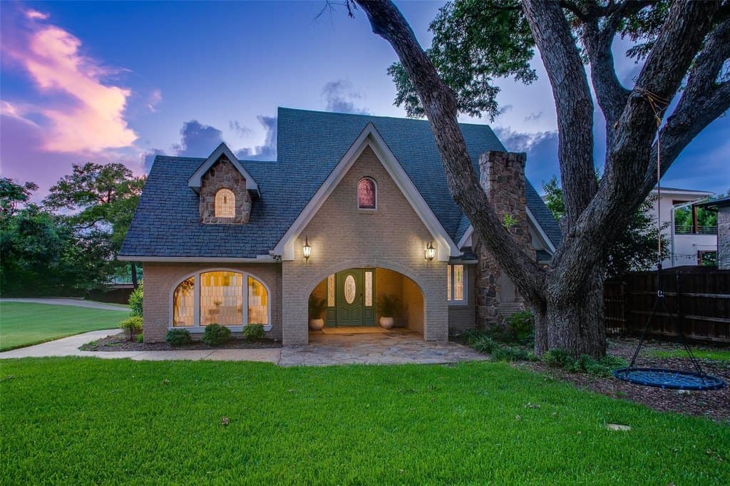 4 bedroom house for sale at 1033 Cedar Hill Ave Dallas - $1,595,000