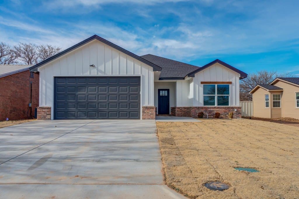 3 bedroom house for sale at 407 Avenue M Abernathy - $230,000