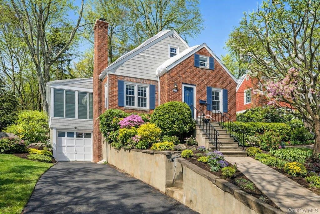 4 bedroom house for sale at 20 Taft Ln Ardsley - $725,000