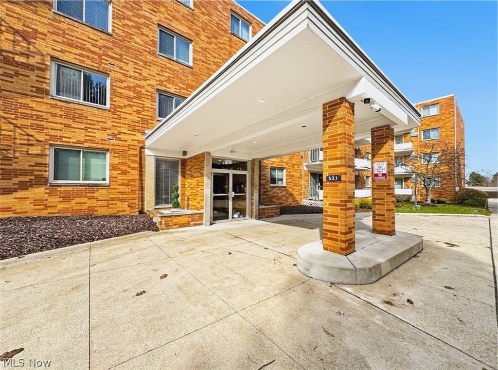1 bedroom condo for sale at 521 Tollis Pkwy Apt 396 Broadview Heights - $130,000