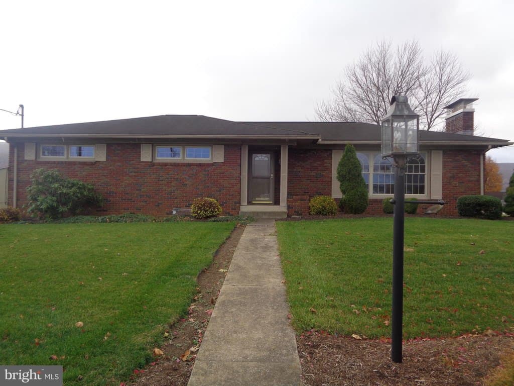 3 bedroom house for sale at 328 Trella St Belleville - $299,900